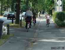 Breite Radfahrer = Breite Radweg; Asphaltierter Buckelpistem, Rinne