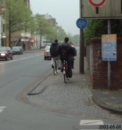 Breite Radweg = 2 Radfahrer