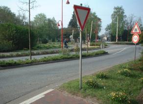 Vorfahrt achten für Radfahrer, Im Hintergrund Verbot für Radfahrer